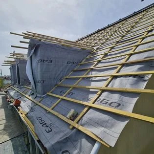 Maison moderne avec façade crépie et grande baie vitrée – Güven Rénovation Mulhouse