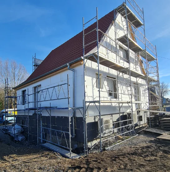 Maison en construction sous échafaudage – travaux de couverture et zinguerie Güven Rénovation Mulhouse