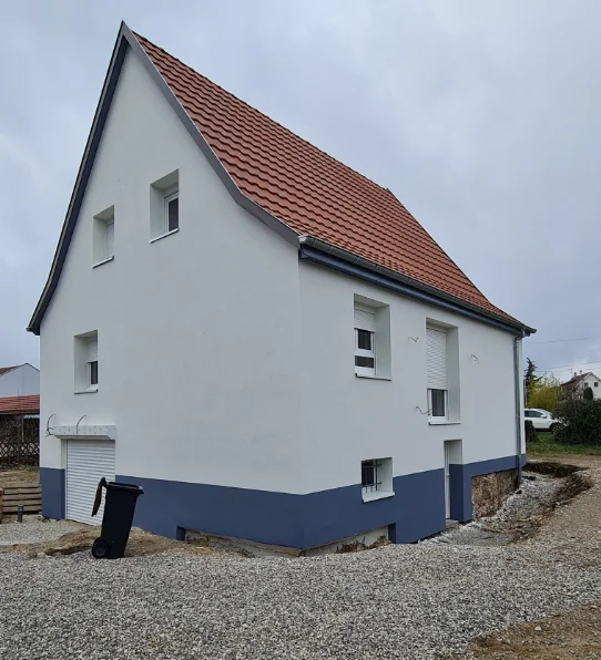 Façade rénovée avec crépi bicolore – chantier Güven Rénovation à Mulhouse