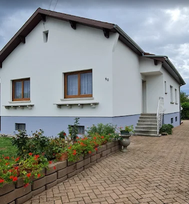 Maison rénovée avec façade blanche et crépi bas – réalisation Güven Rénovation à Mulhouse