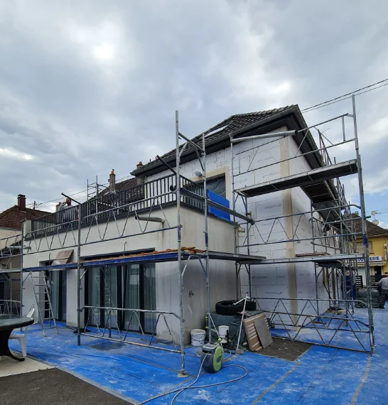 Chantier de ravalement de façade sous échafaudage – Güven Rénovation Mulhouse